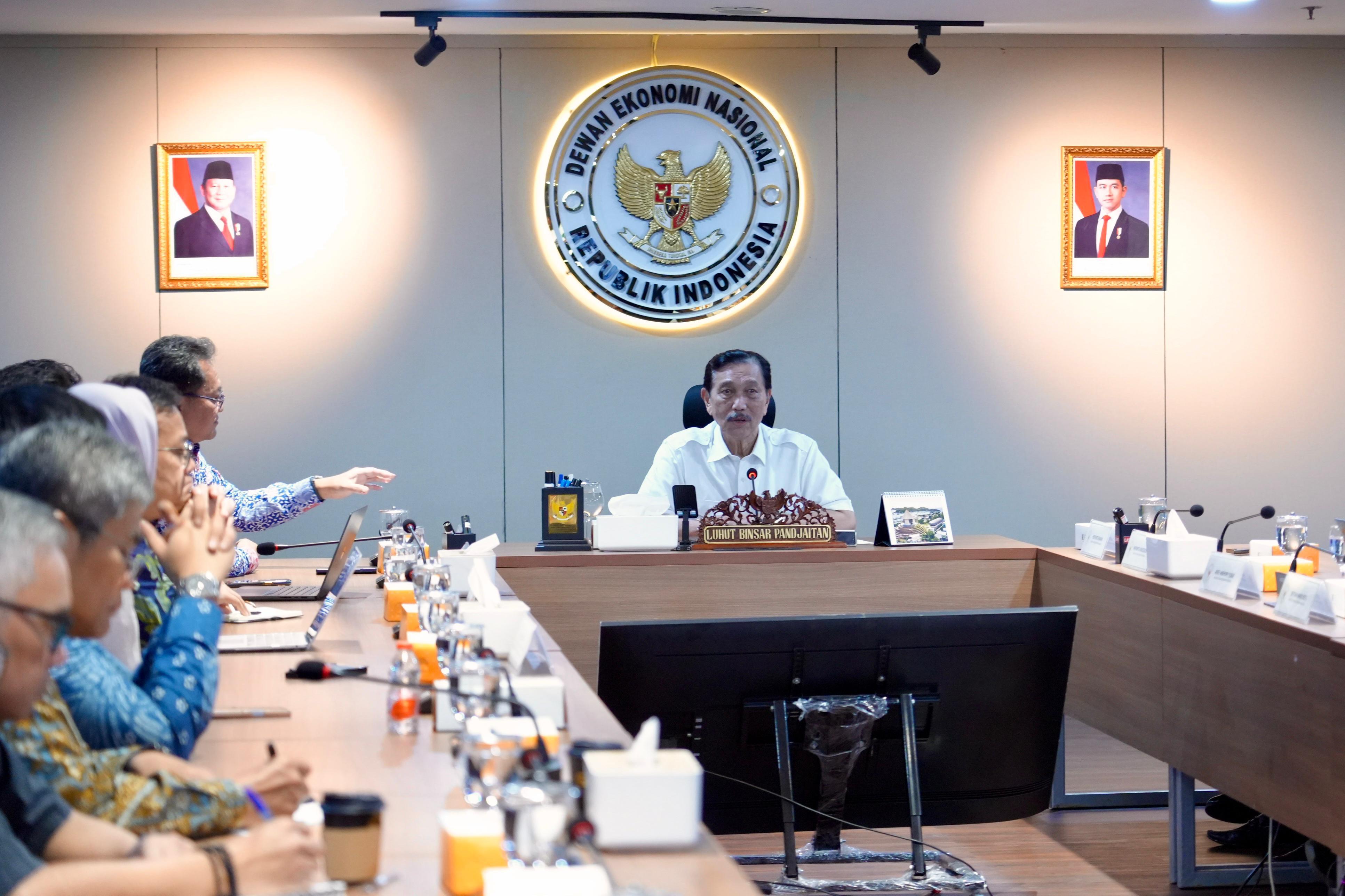 Luhut Binsar Pandjaitan memimpin pertemuan Dewan Ekonomi Nasional dengan Aliansi Ekonom Indonesia di Jakarta untuk membahas arah dan kebijakan ekonomi nasional.