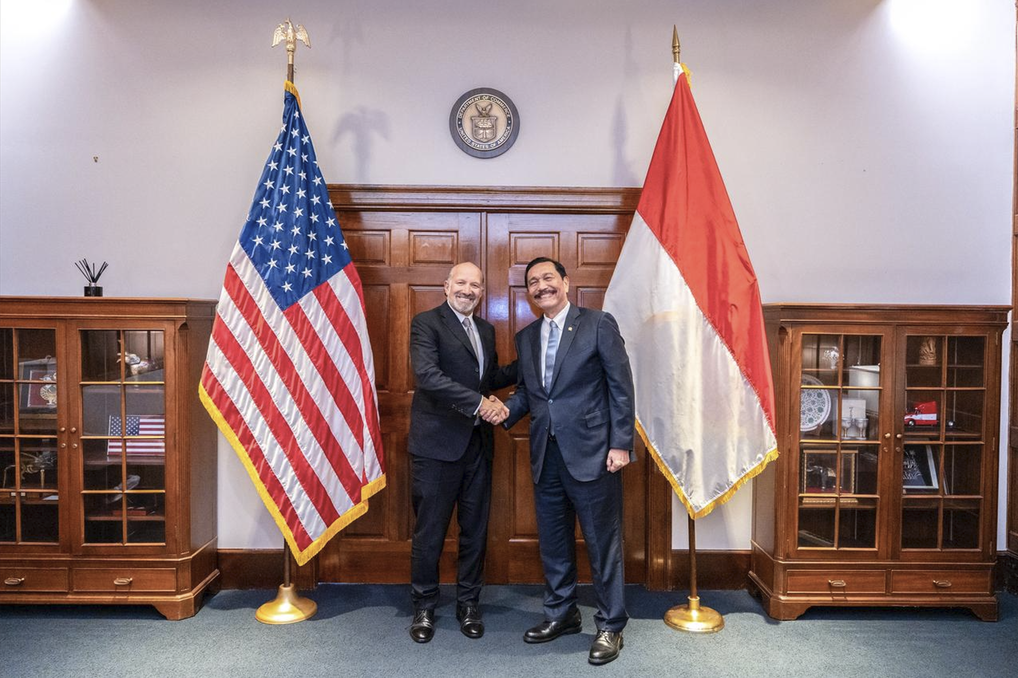 Luhut Binsar Pandjaitan meets U.S. Commerce Secretary Howard Lutnick in Washington, D.C., to discuss strengthening Indonesia–U.S. economic cooperation.
